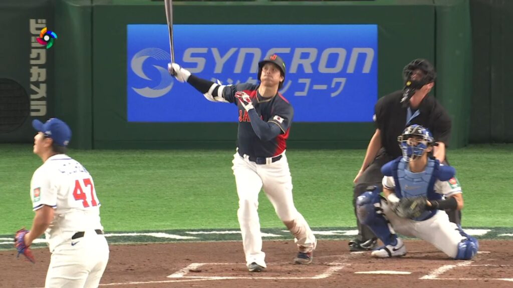 Shohei Ohtani al conectar jonrón con bases llenas.