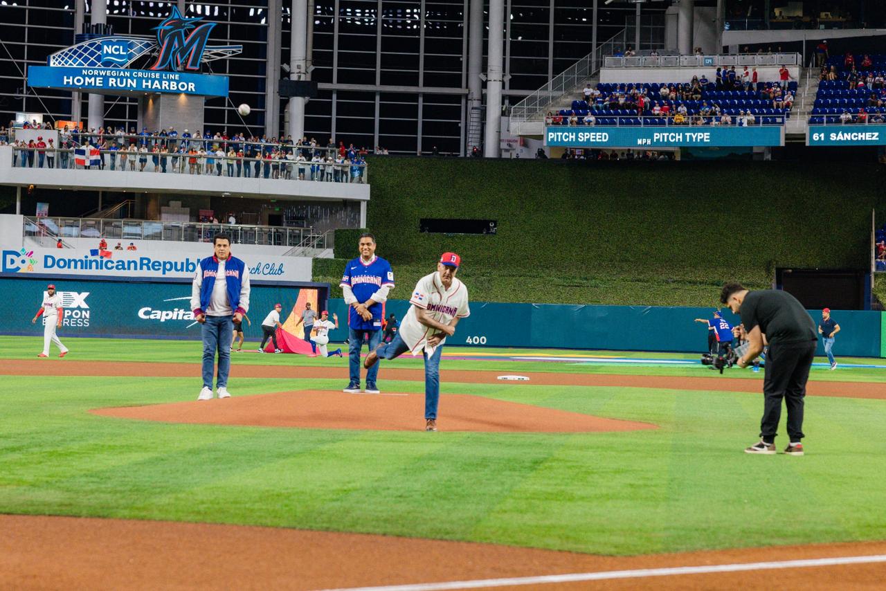 Luis Abinader lanza la primera bola en juego RD-Nicaragua