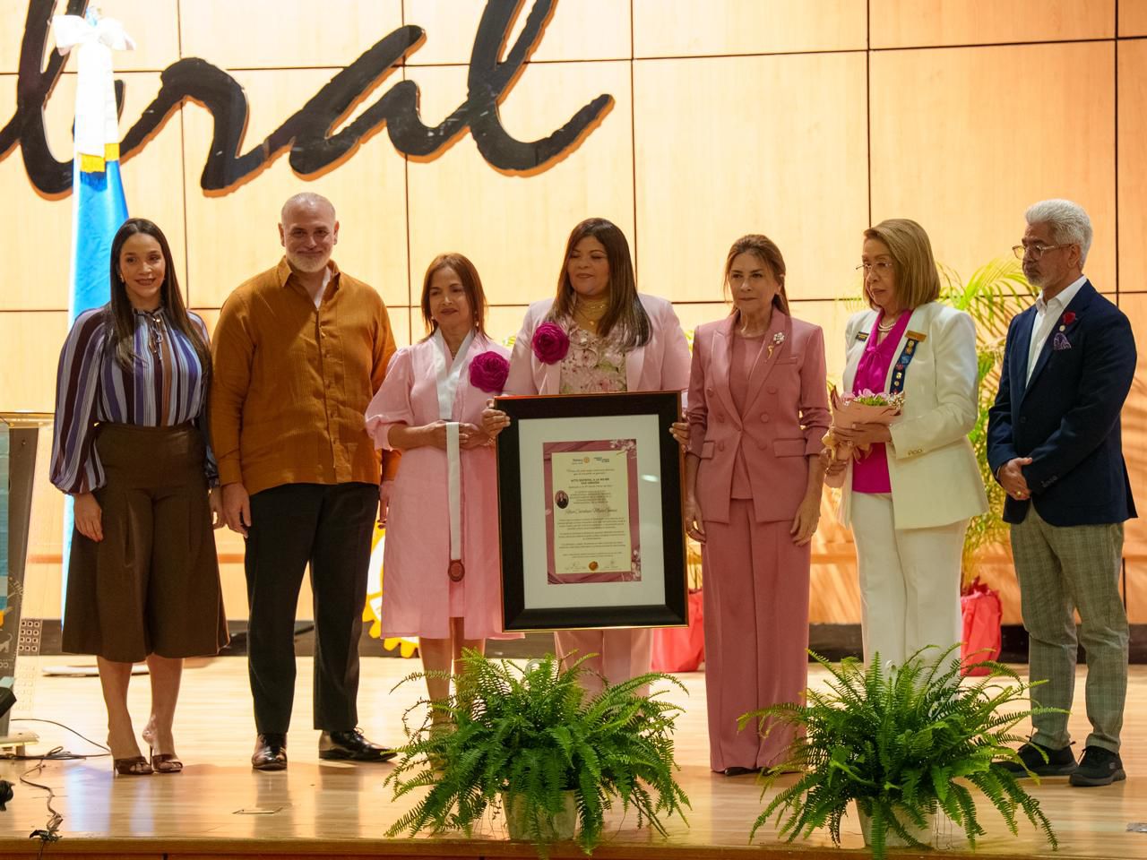 Carolina recibe máximo galardón de Rotary en RD por Día de la Mujer.