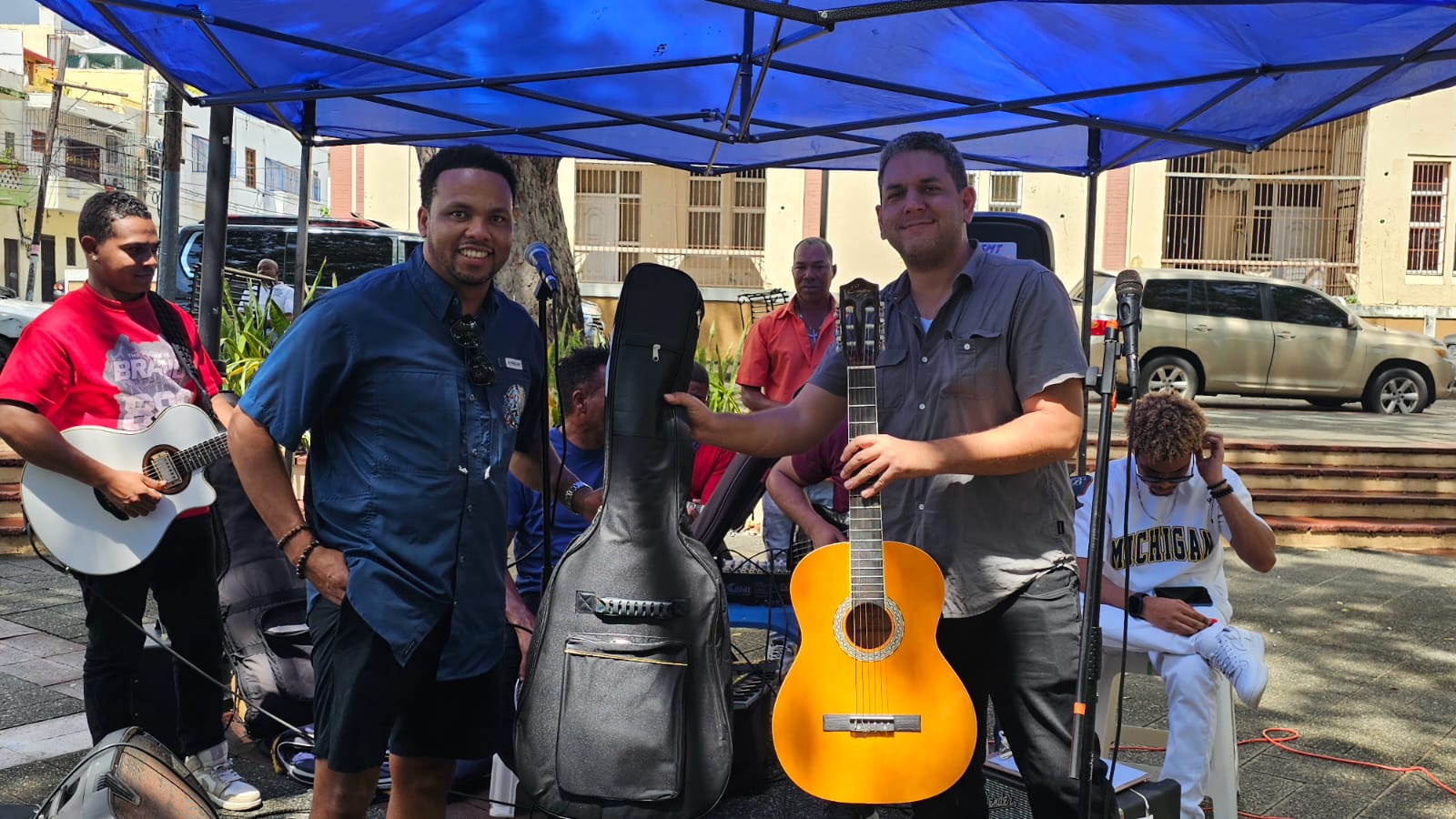 Cantautor y músico Fermín Ceballo junto a ioel Martín, director de la Escuela de Requinto