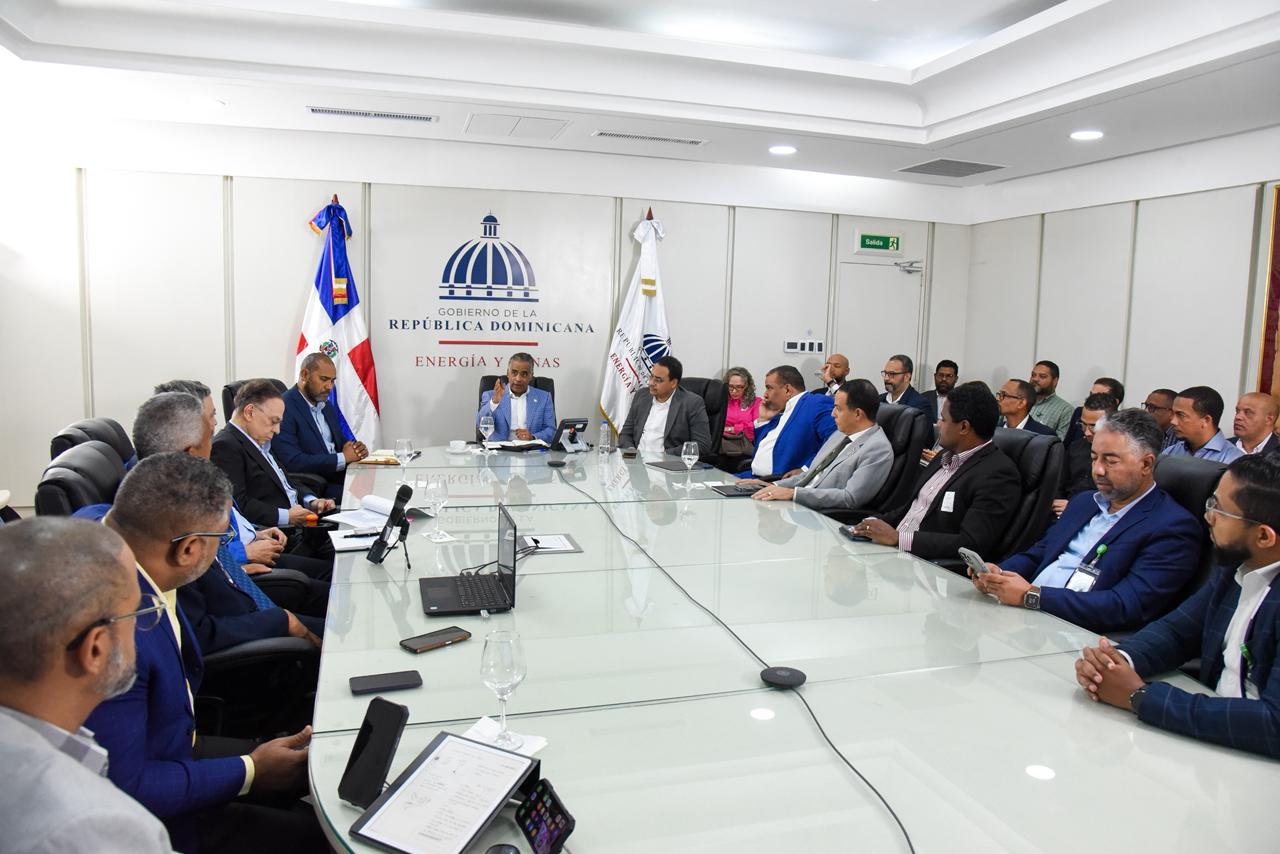 Equipo eléctrico analiza impacto del conflicto en Medio Oriente.