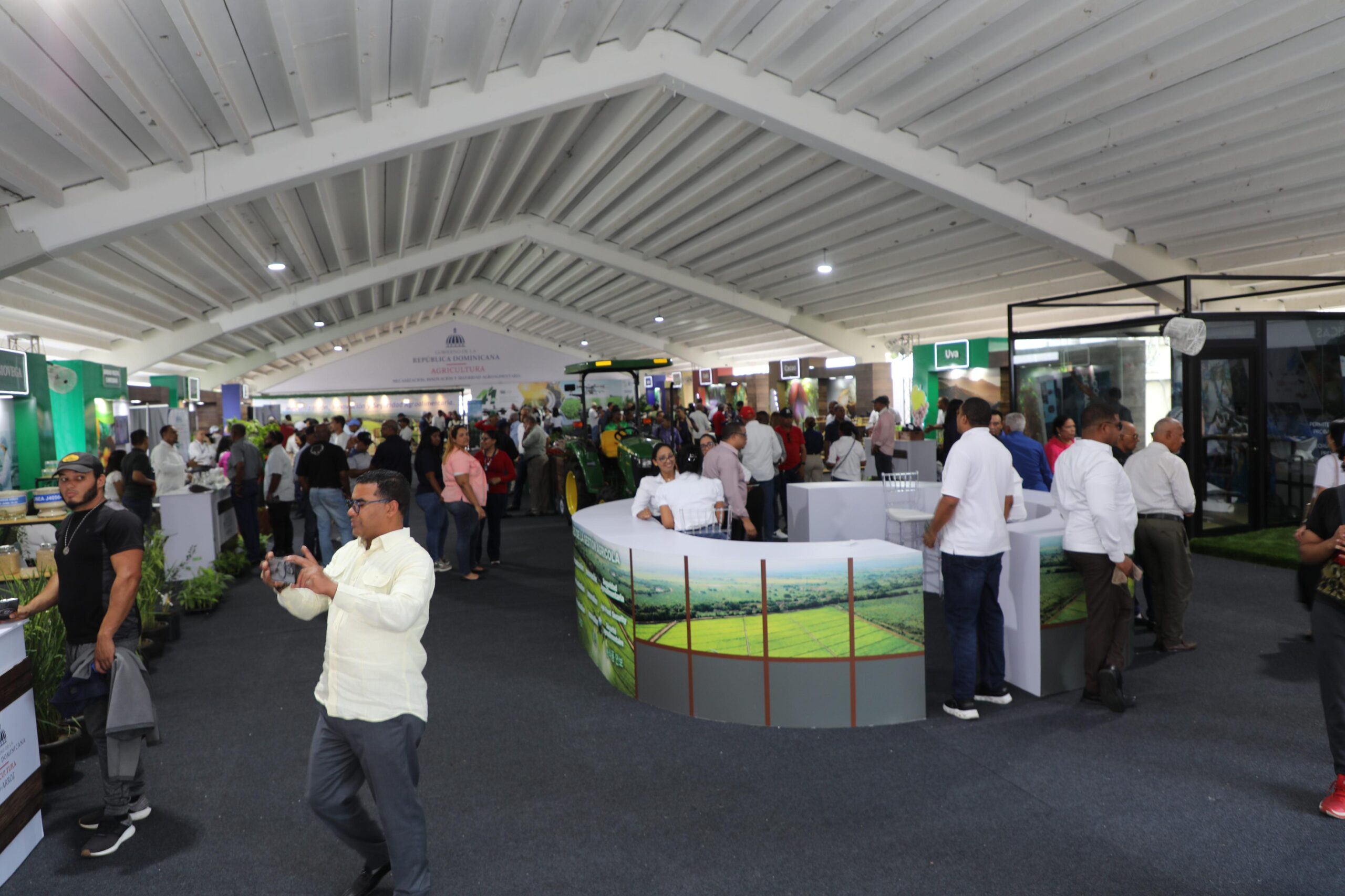 Presidente Luis Abinader encabeza inauguración de la Gran Feria Agropecuario.