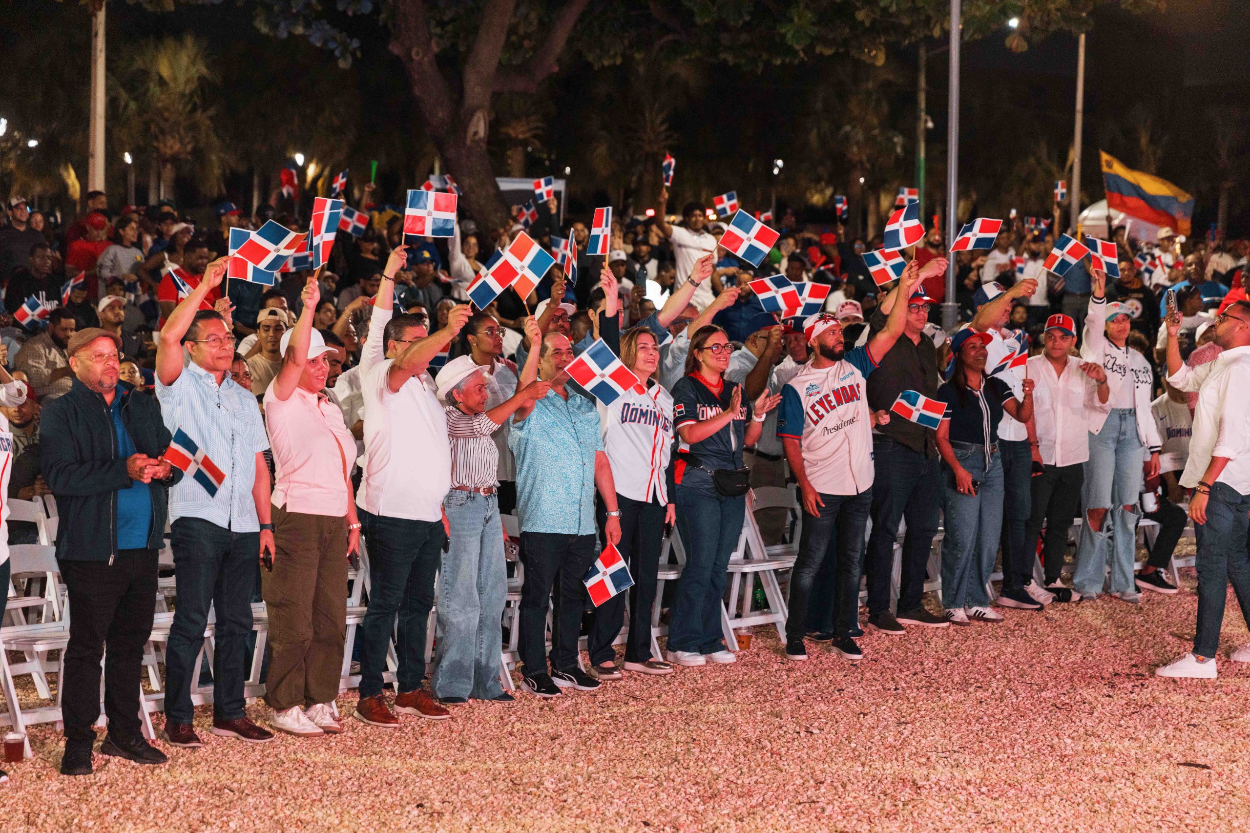 Ciudadanos precenciando en el malecón juegos de RD en el Clásico Mundial de Béisbol.