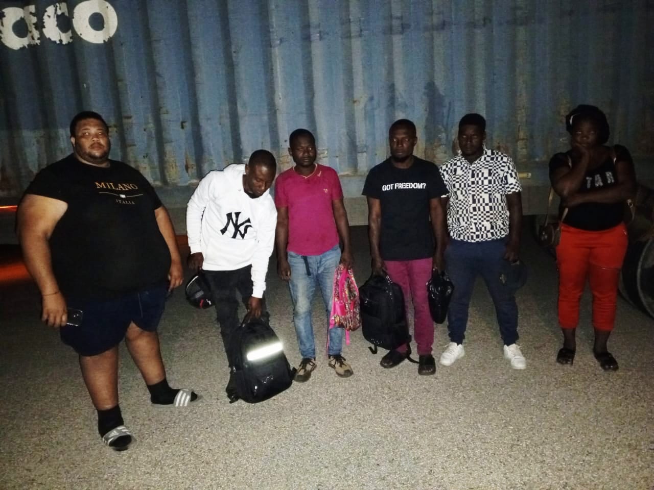 Detienen hombre que transportaba extranjeros indocumentados encima de furgón en Las Matas de Farfán