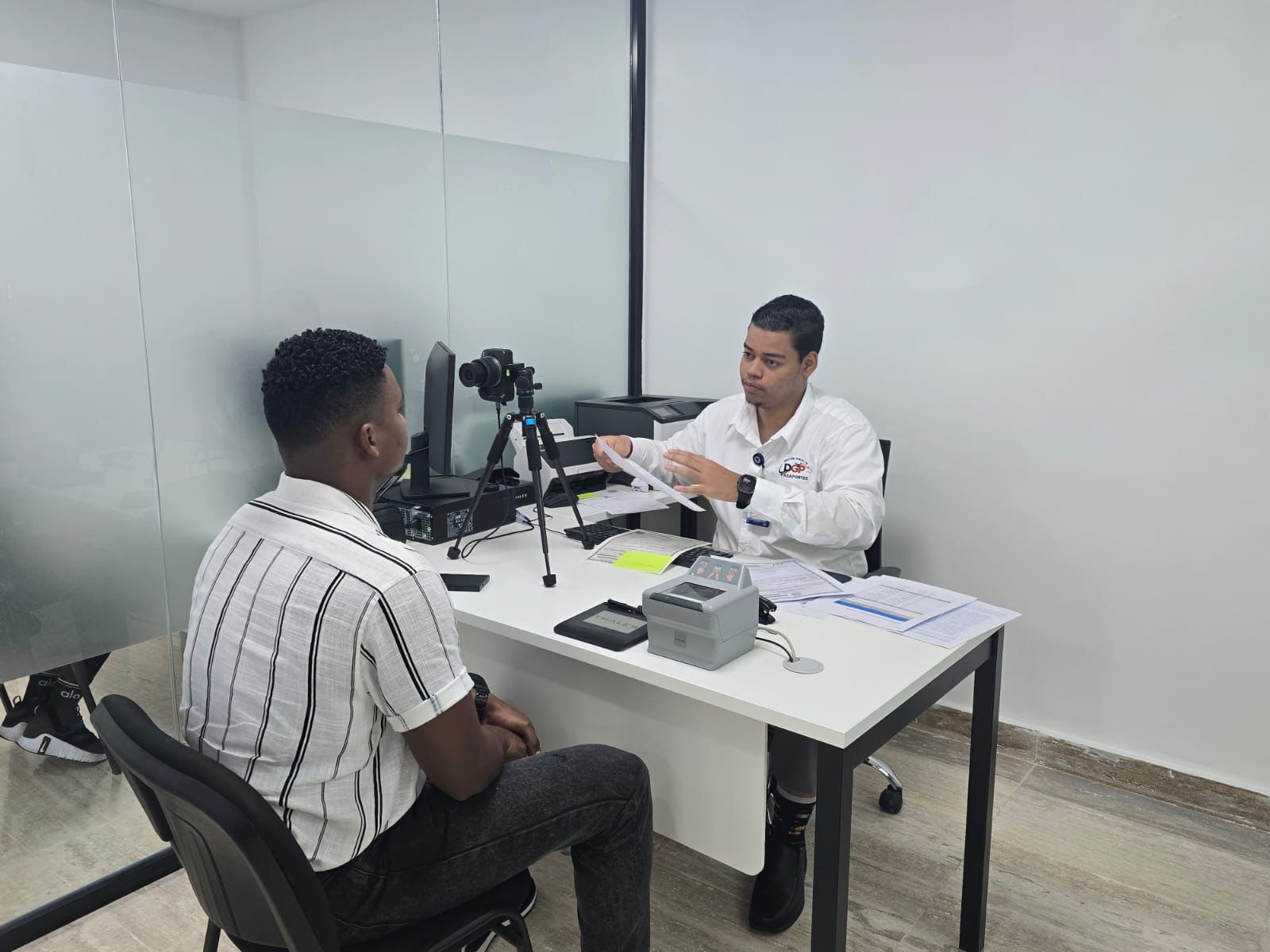 Emisión del pasaporte eléctronico en la oficina Centro de los Héruez.