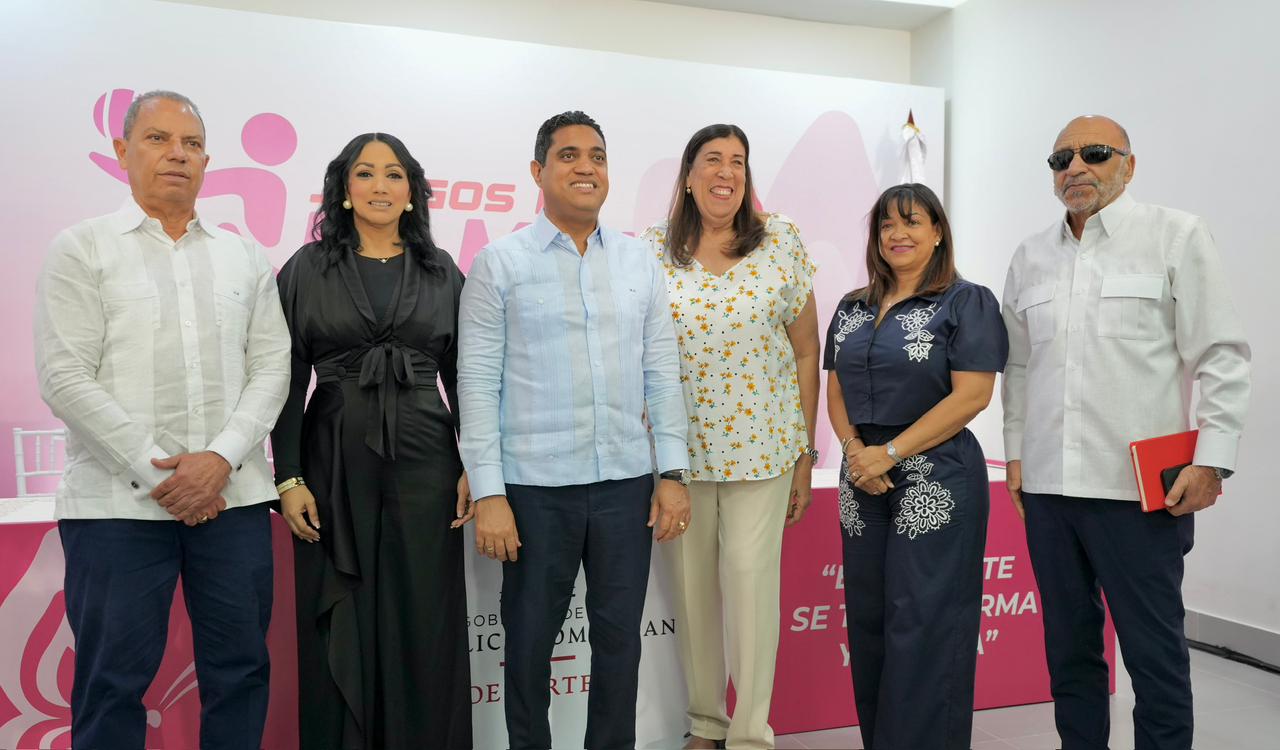 Desde la izquierda, Garibaldy Bautista, presidente del Comité Olímpico Dominicano; Juana José, viceministra de la Mujer; Kelvin Cruz, ministro de Deportes; Heida Joaquín, inmortal del deporte; Karina Rodríguez, encargada de genero de Miderec; y Fernando Teruel, viceministro técnico de Deportes.