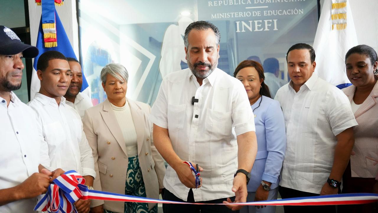 El director ejecutivo del Instituto Nacional de Educación Física, Alberto Rodríguez Mella, junto a varios funcionarios gubernamentales, realiza el corte de cinta para dejar inauguradas las oficinas del INEFI en San Pedro de Macorís.