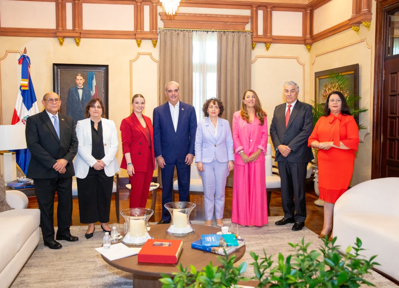 Luis Abinader recibe en el Palacio Nacional a la presidenta del Gobierno de las Islas Baleares, Margalida Prohens Rigo.