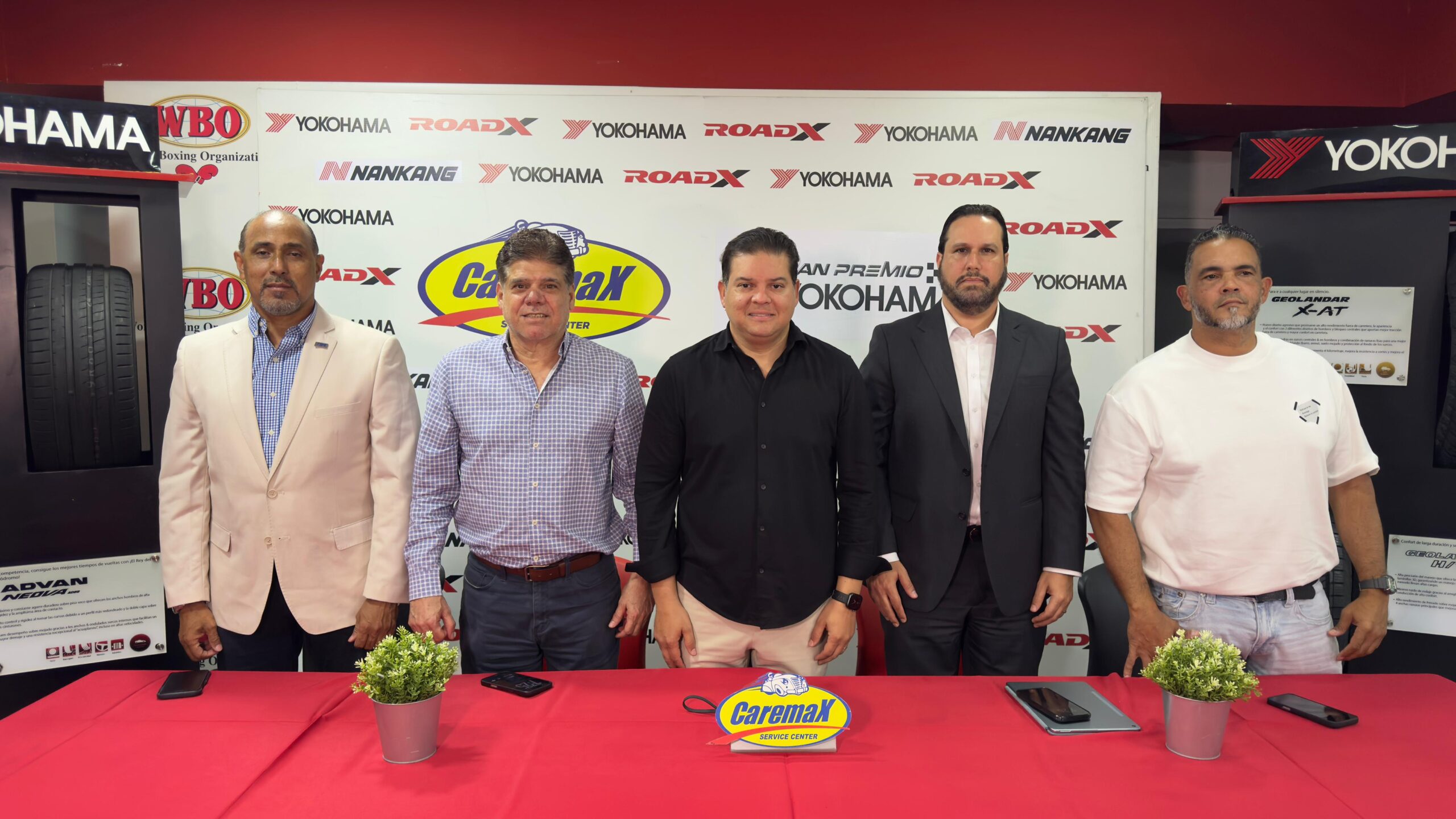 Desde la izquierda, Diego Campos, vicepresidente de la federación dominicana de Motociclismo, Georgie Herrera, presidente de Caremax, representante de la marca Yokohama, Adriano Abreu Sued, Presidente de la Federación Dominicana de Automovilismo, Peter Báez, presidente del Track Club RD, el cual representa las categorías index y Christian Bonnet, representante del Club Dominicano de Corredores de Circuito.