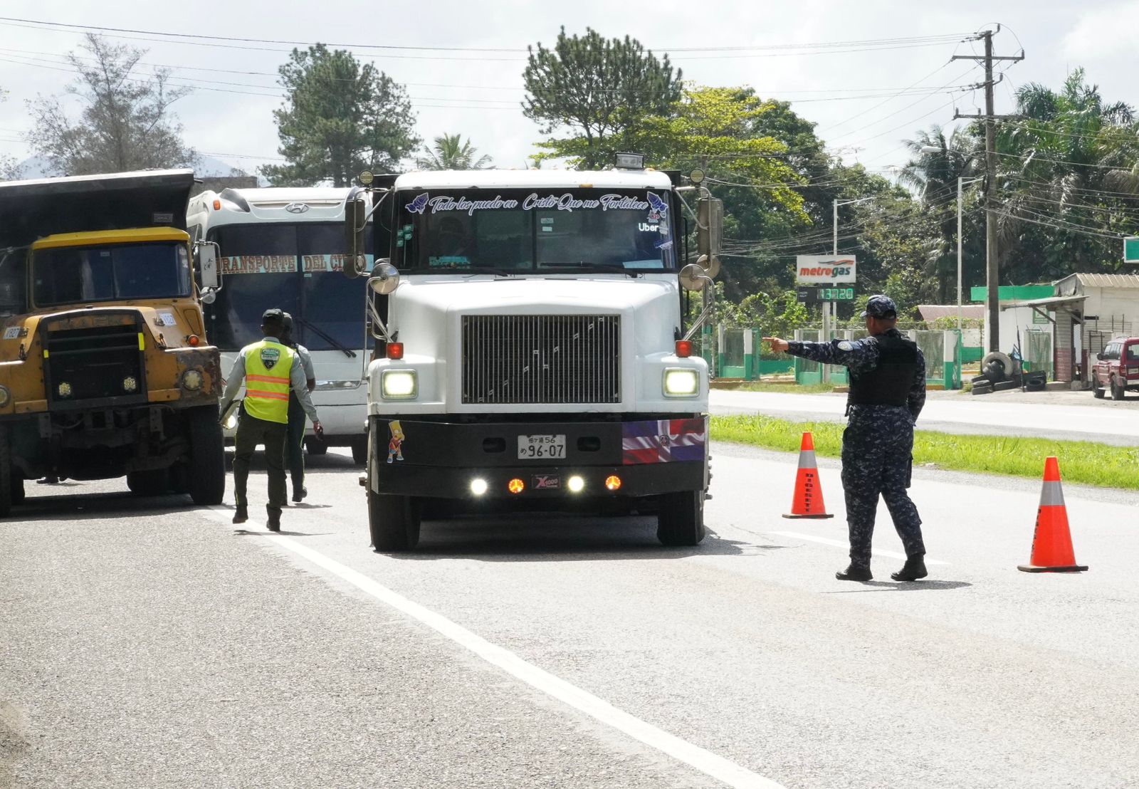 Digesett intensifica controles preventivos y retiene vehículos pesados en condiciones de riesgo en la autopista Duarte