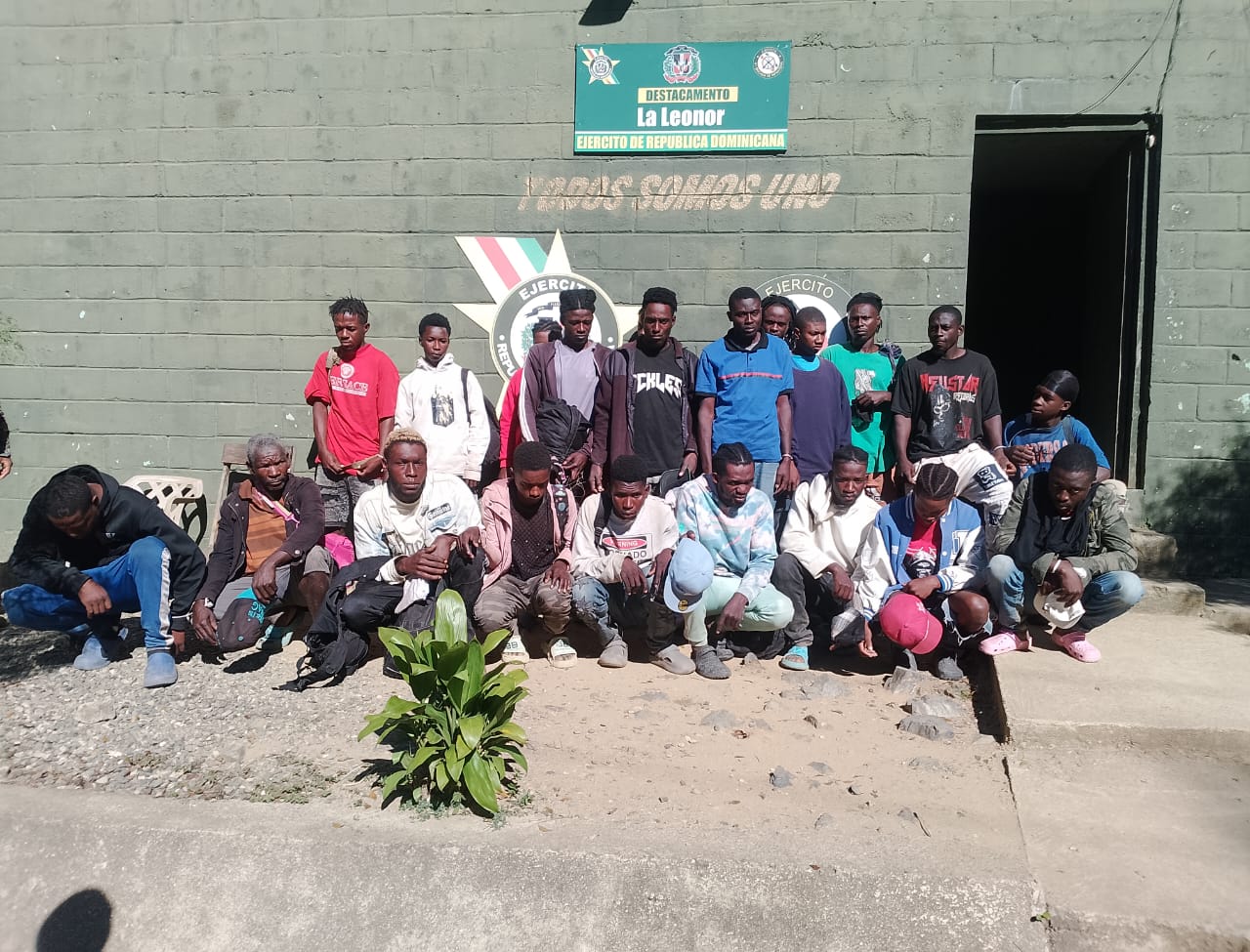 Indocumentados en zona boscosa de Montecristi por Control Migratorio de la DGM. (Fuente externa).