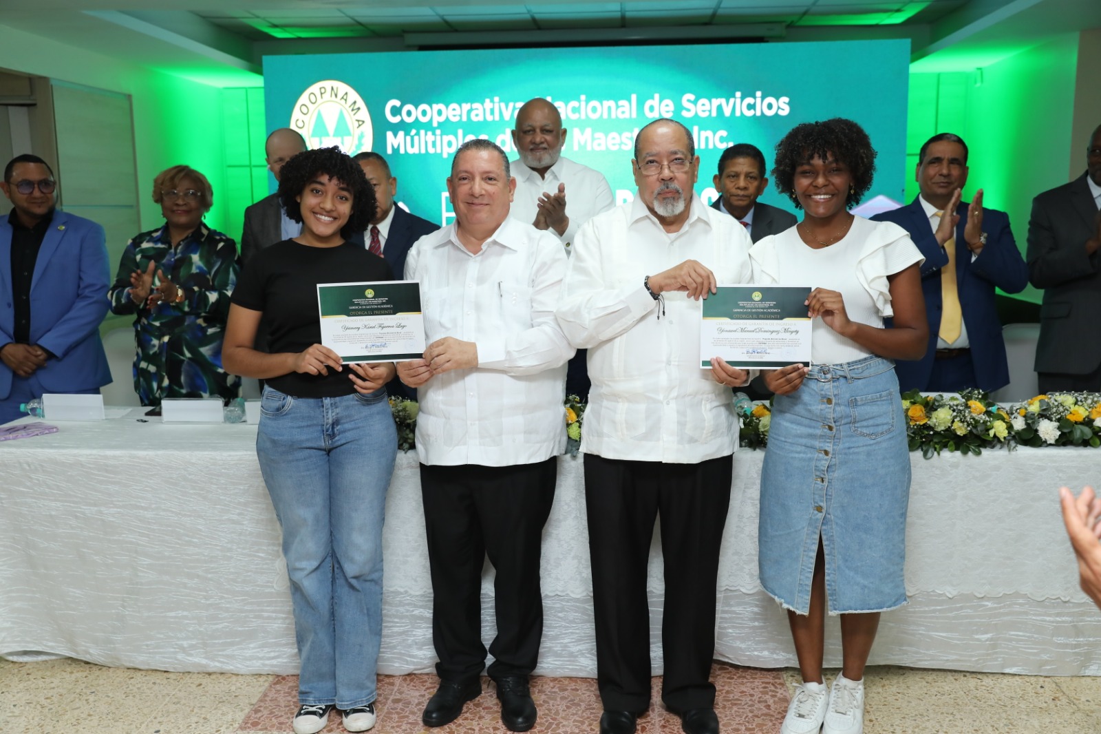 Acto de entrega de becas de Coopnama, donde 425 estudiantes fueron beneficiados con apoyo para su formación superior.