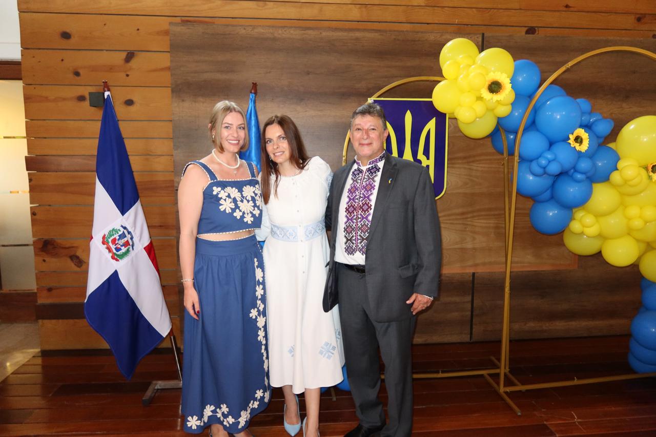 Marianna Malysh, esposa del vicecónsul de Ucrania en Honduras; Victoria Yakimova, cónsul honorífica Ucrania en República Dominicana y vicecónsul Ucrania en Honduras, César Elvir.