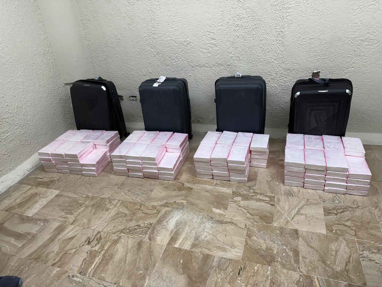 El alijo fue ocupado dentro de cuatro maletas durante labores de inspección conjunta realizadas en la terminal