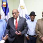 Kinito Méndez; ministro de Educación Superior, Ciencia y Tecnología (MESCyT), Rafael Santos Badía; Ramón Orlando y el presidente de la ONDA, José Rubén Gonell