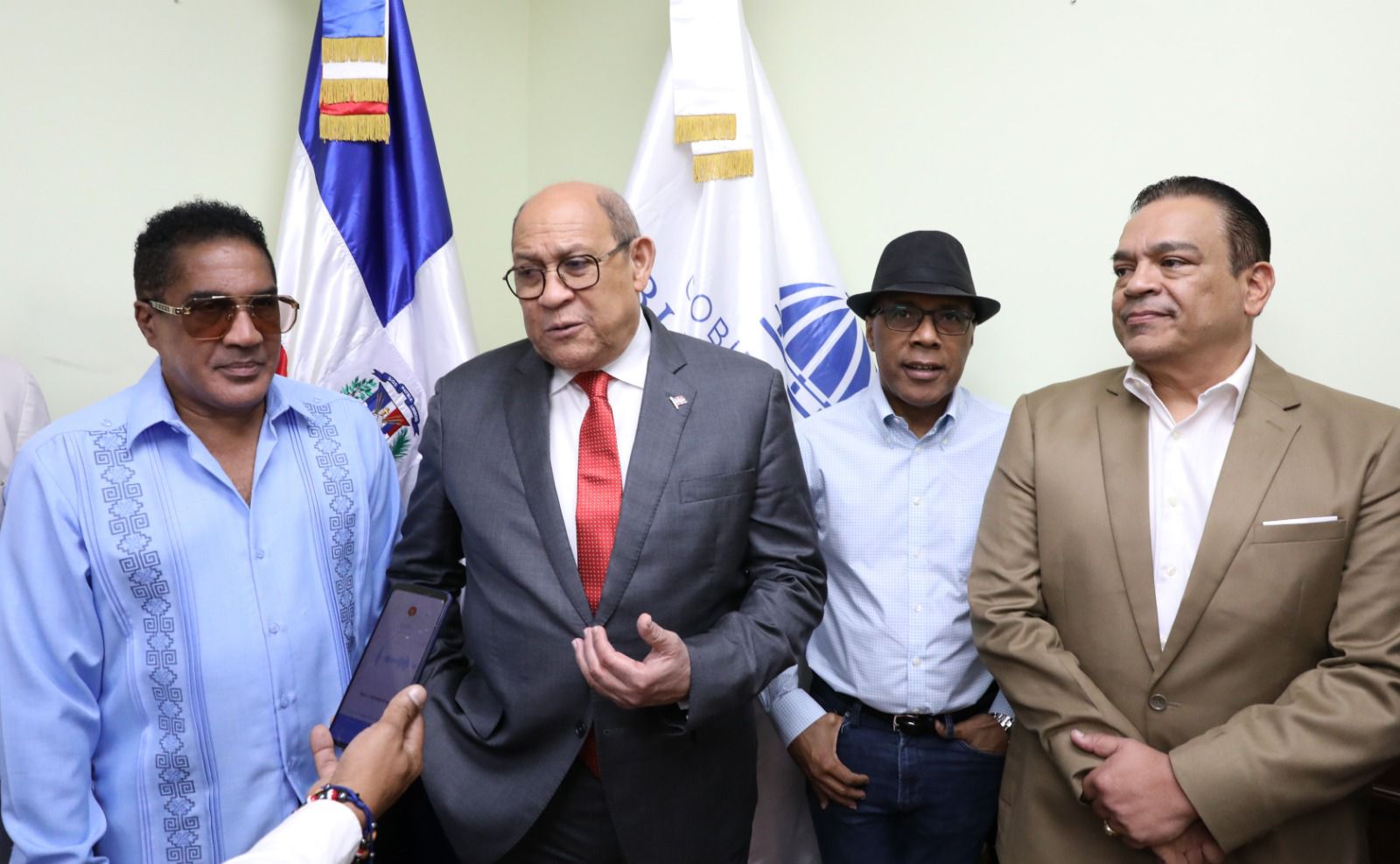 Kinito Méndez; ministro de Educación Superior, Ciencia y Tecnología (MESCyT), Rafael Santos Badía; Ramón Orlando y el presidente de la ONDA, José Rubén Gonell