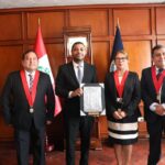 El fiscal dominicano Merlin Mateo mientras recibía un reconocimiento.