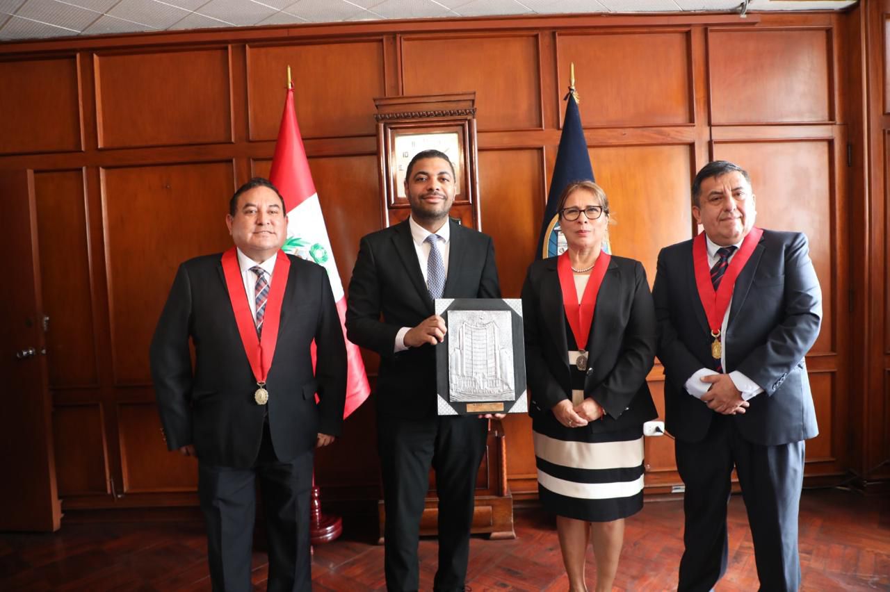 El fiscal dominicano Merlin Mateo mientras recibía un reconocimiento.