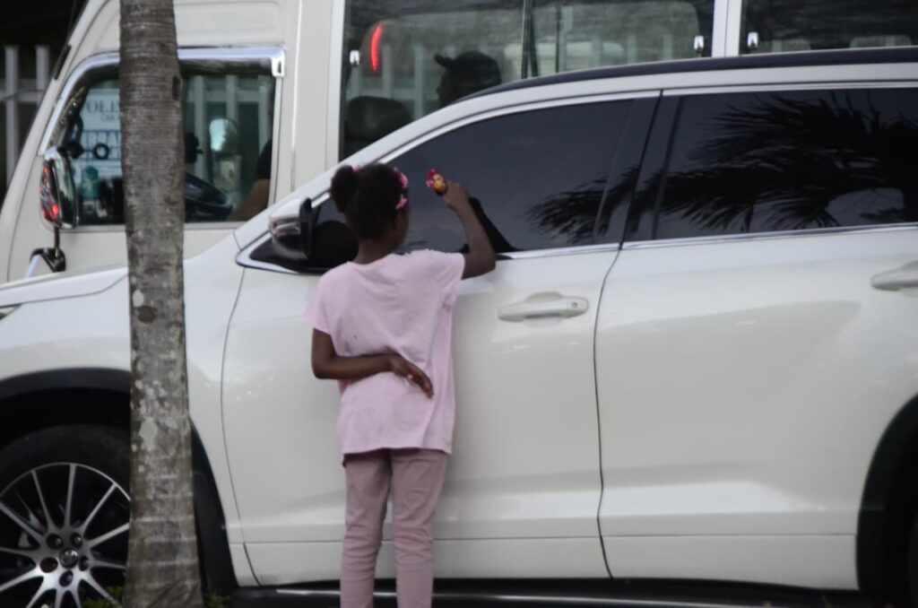 Decenas de menores sobreviven en calles de Santiago, usando espacios públicos como hogar y sustento.