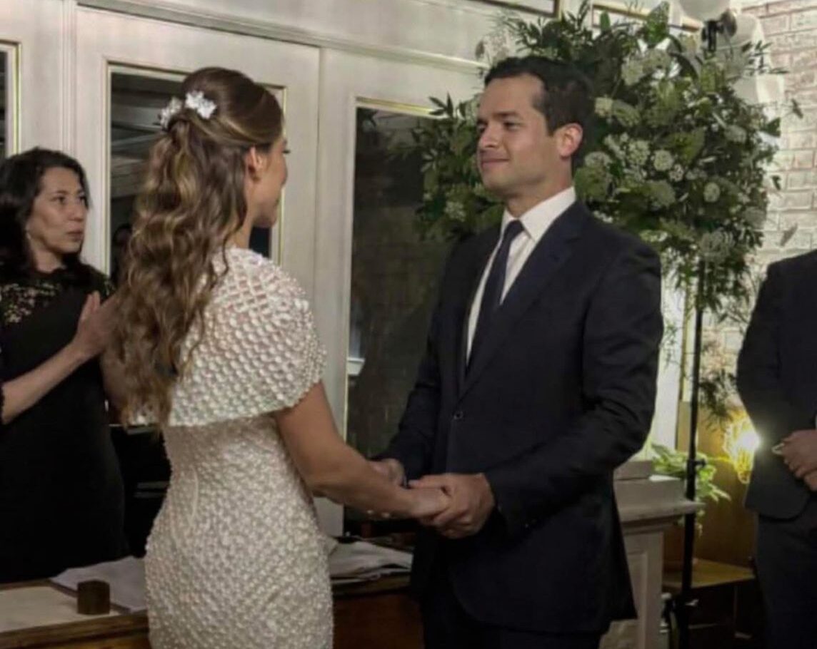 El senador Omar Fernández junto a su esposa Alexia Rubio