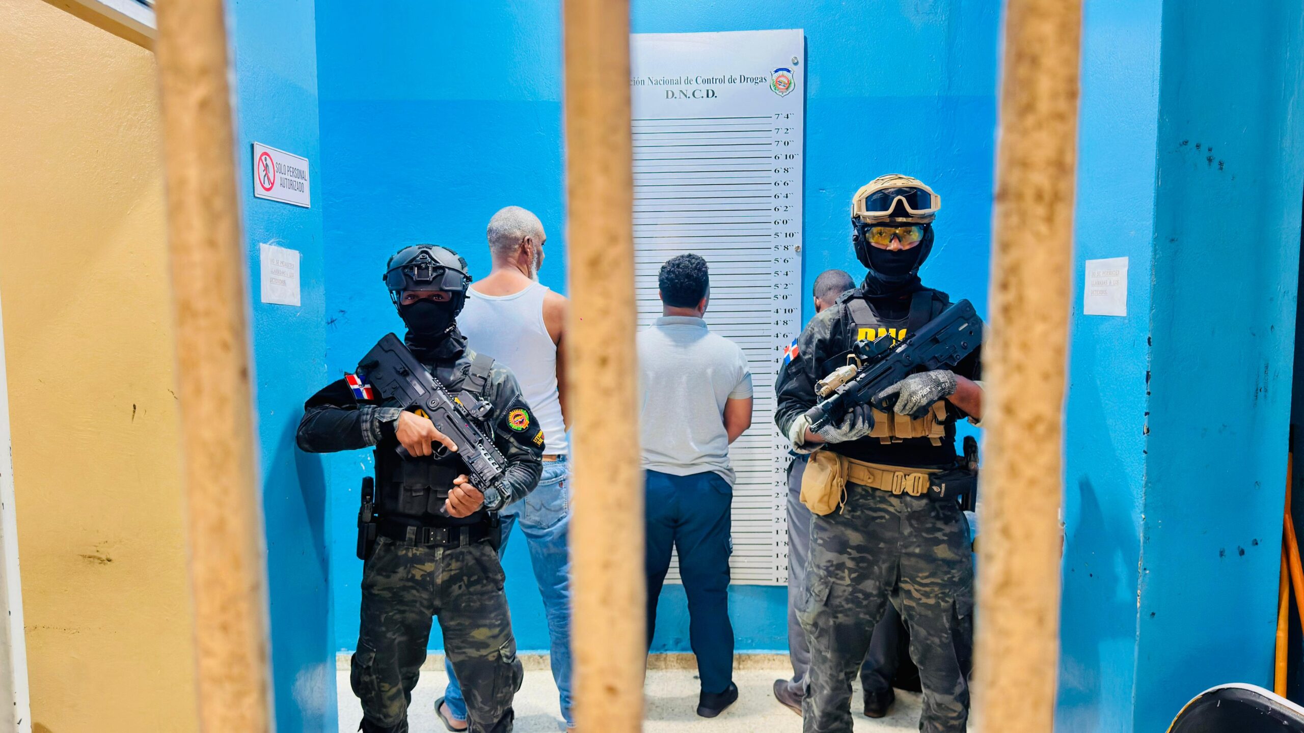 Apresan a cuatro hombres por decomiso de 180 paquetes de cocaína en AILA