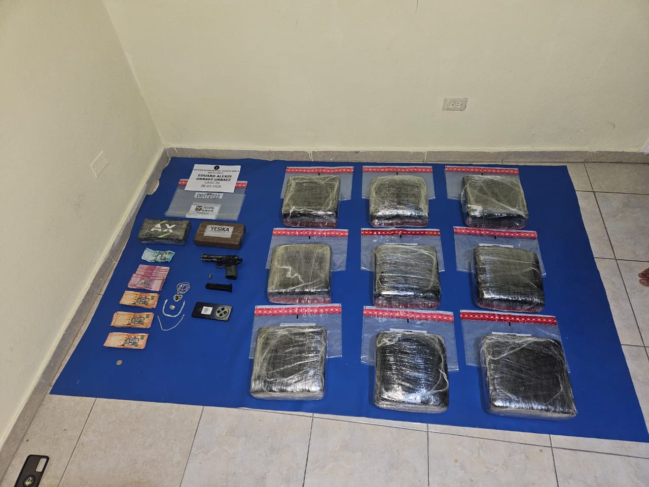 Interceptan raso con 90 libras de marihuana y presunta cocaína en Barahona