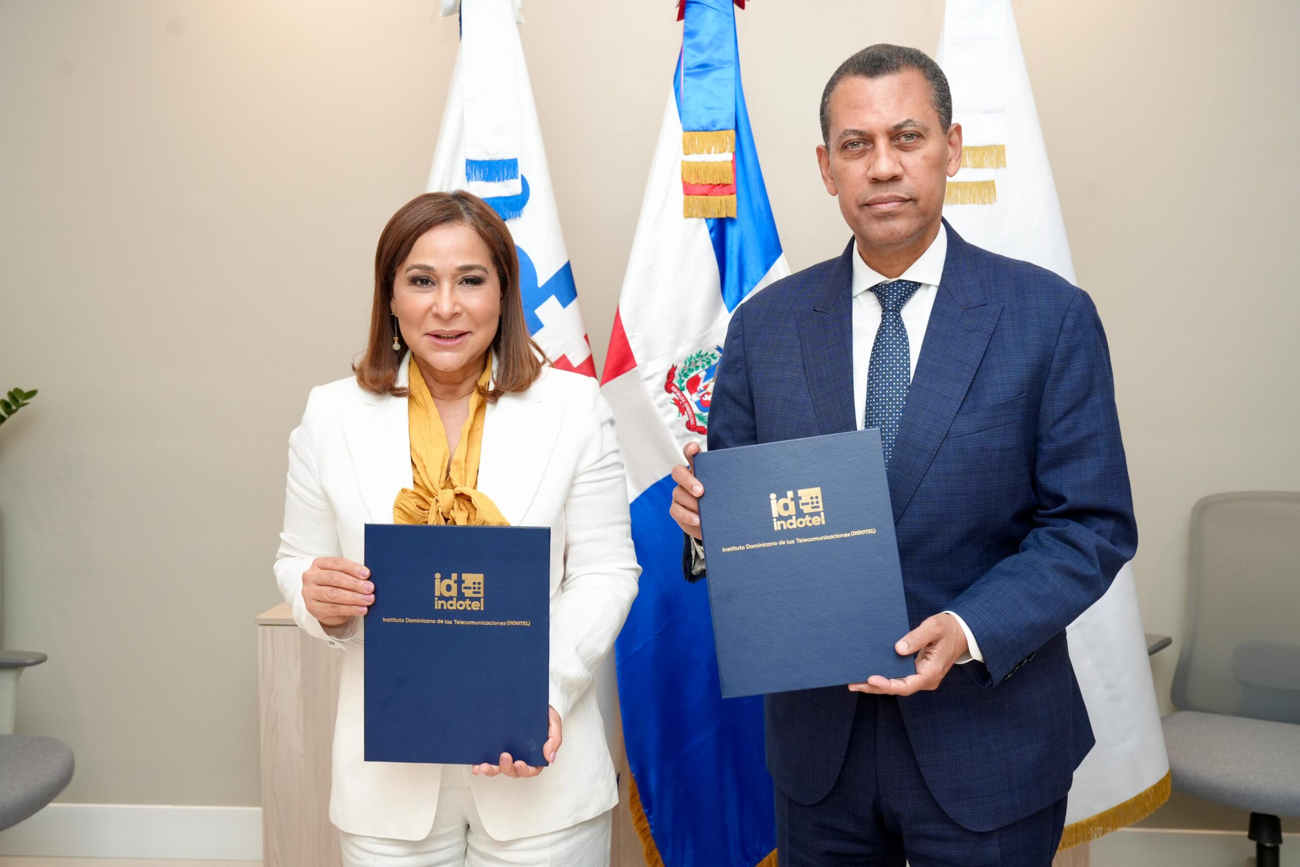 Ministra de la Mujer, Mayra Jiménez y Guido Gómez Mazara, presidente de Indotel.