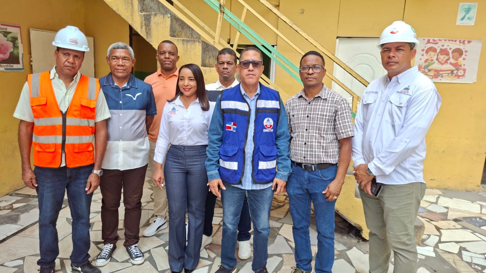 Roberto Herrera supervisa construcción de liceo en Los Alcarrizos.