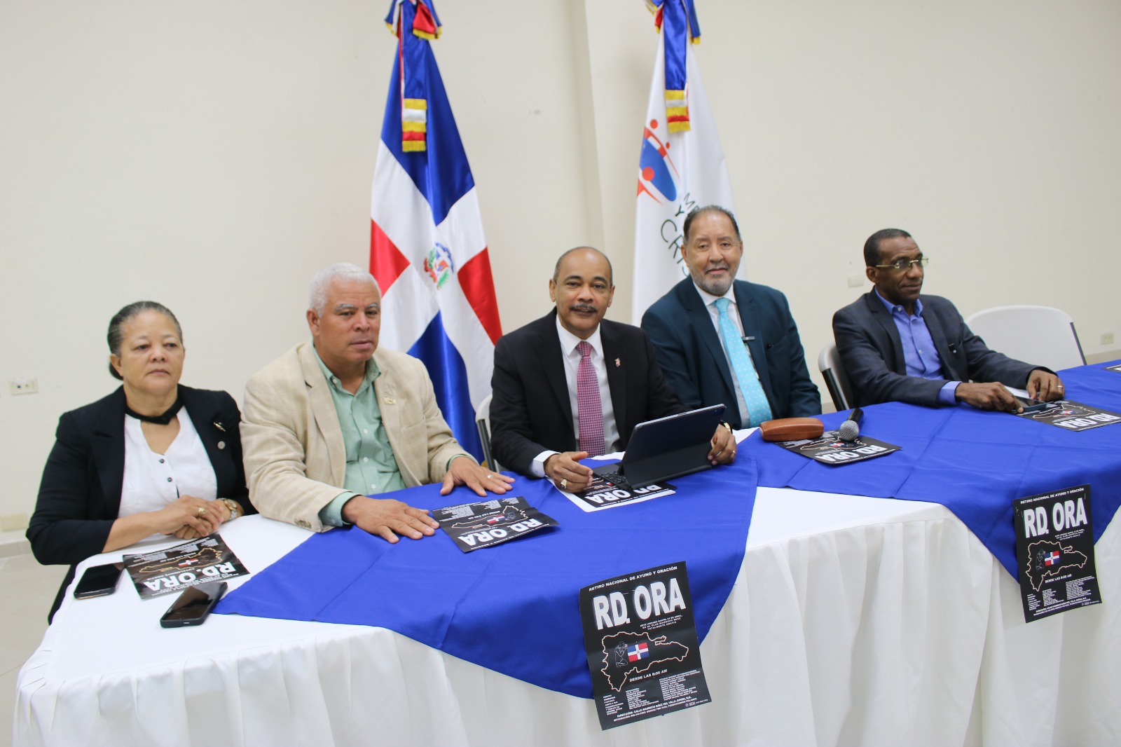 Mesa de Diálogo y Representación Cristiana, junto a obispos evangélicos, concilios, denominaciones, iglesias y ministerios del país,