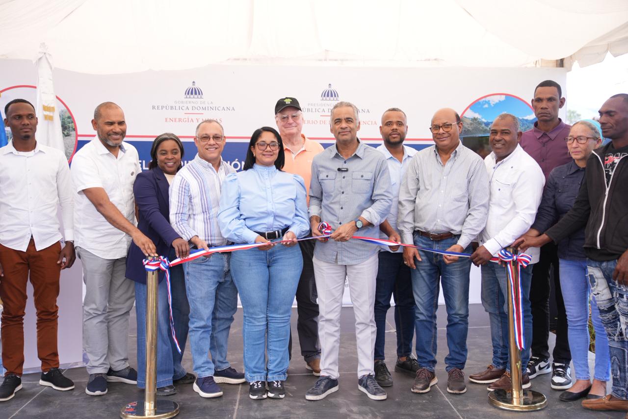 Autoridades y comunitarios participan en la inauguración de sistemas fotovoltaicos que benefician a más de 187 familias en zonas rurales de Elías Piña.
