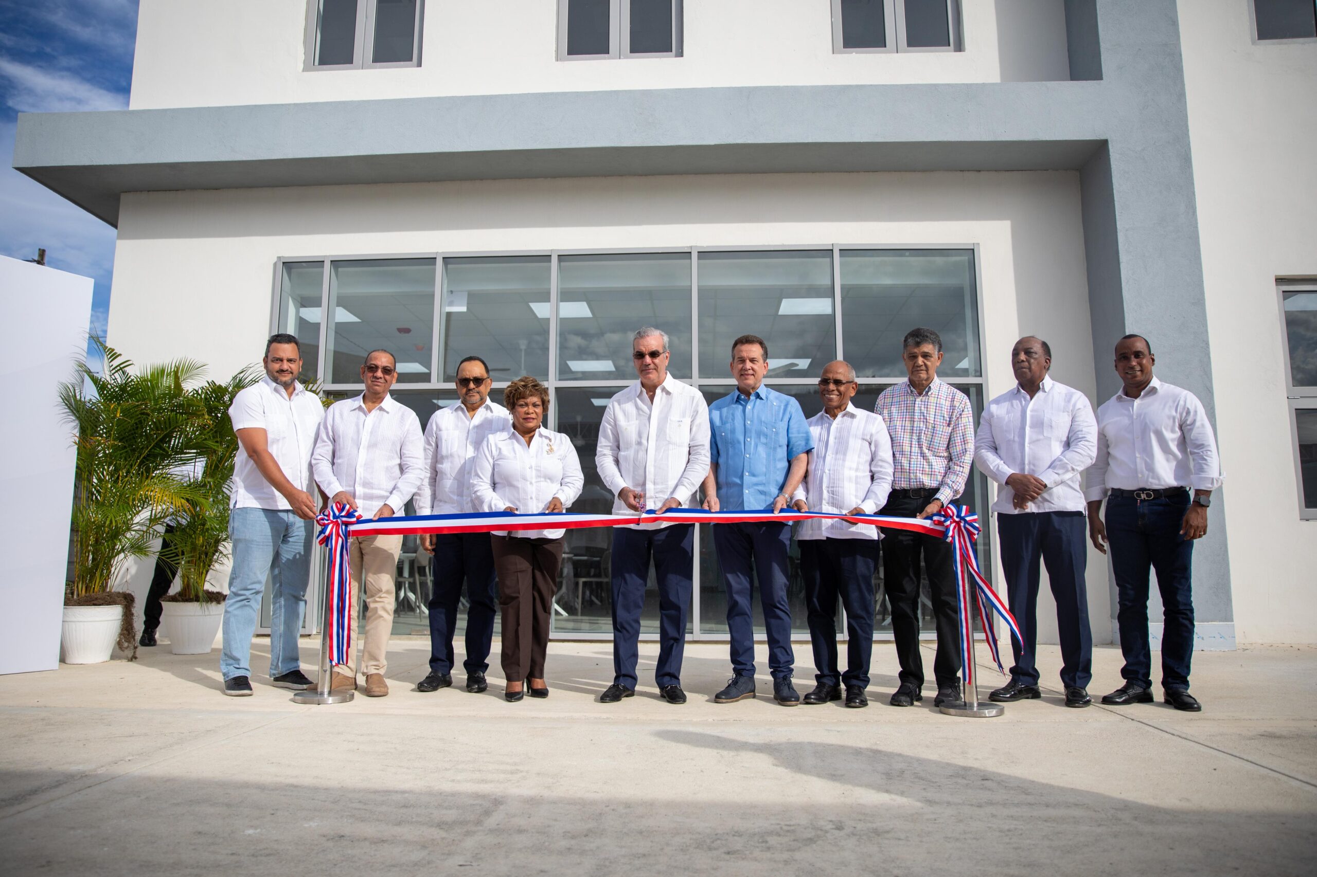 Abinader inaugura edificio OMSA en SDO..--