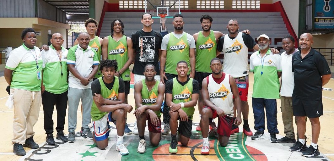 Integrantes del equipo Soles del Este, jugadores, el dirigente Yoel Feliz y sus asistentes, y miembros del personal operativo en los entrenamientos en el club Centro.