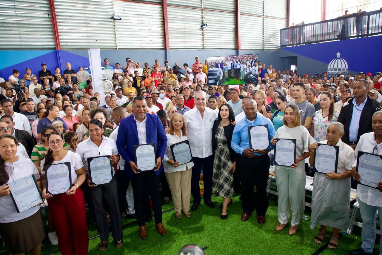 Abinader encabeza entrega de títulos de propiedad en Hato del Yaque.