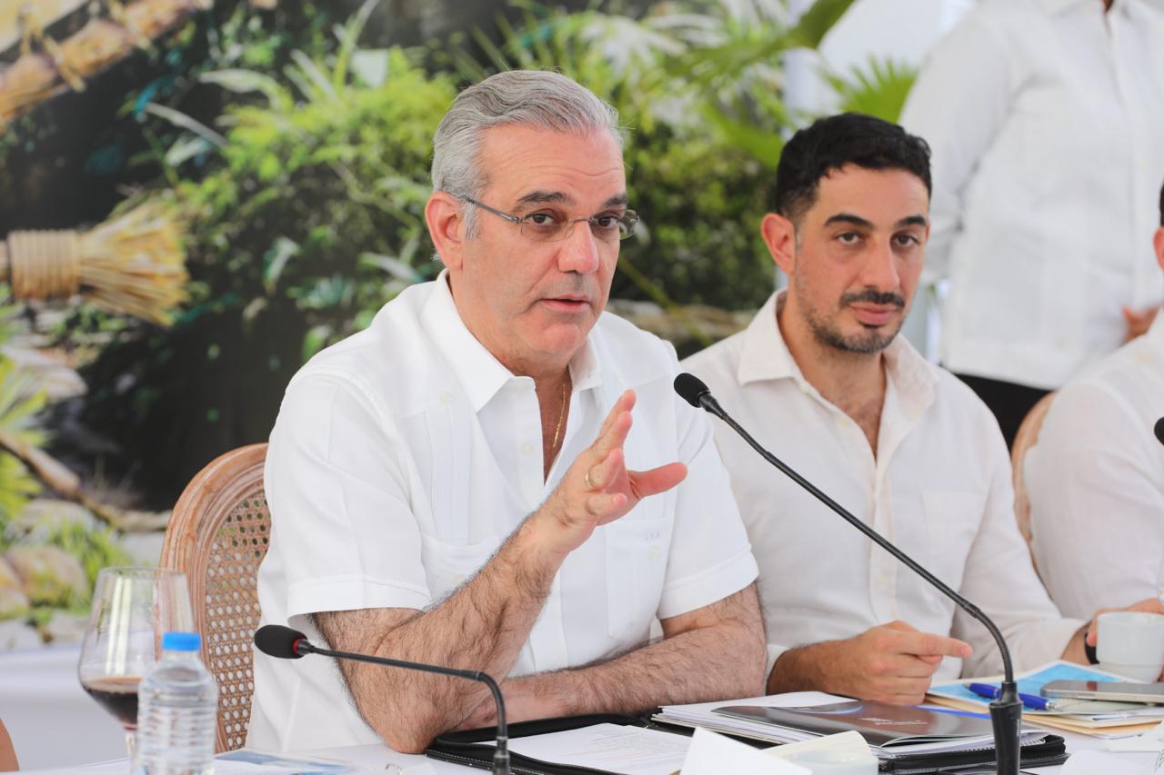 Presidente Luis Abinader encabeza actos en Samaná.