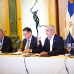 Luis Abinader encabeza reunión con sectores productivos.