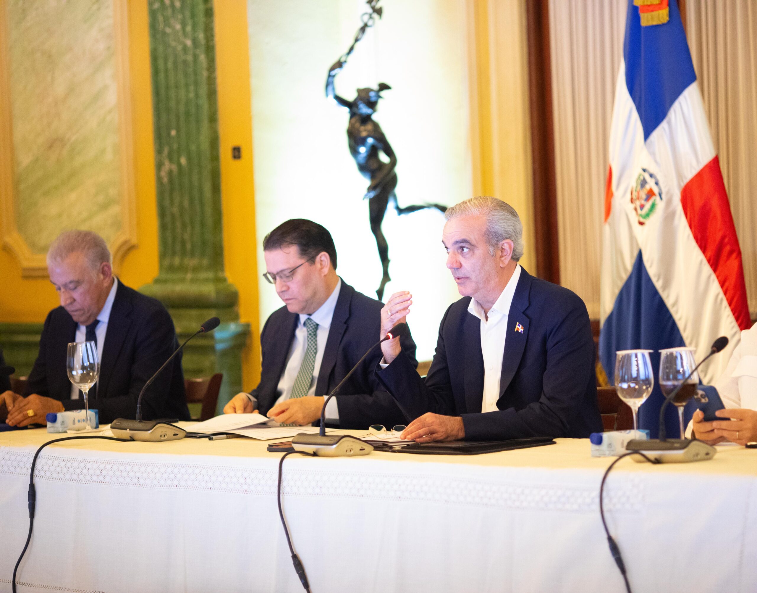 Luis Abinader encabeza reunión con sectores productivos.
