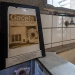 Fotografía que muestra la portada de un diario en la Casa Mariani-Teruggi, conocida como la 'casa de los conejos', en La Plata (Argentina). EFE/ Juan Ignacio Roncoroni