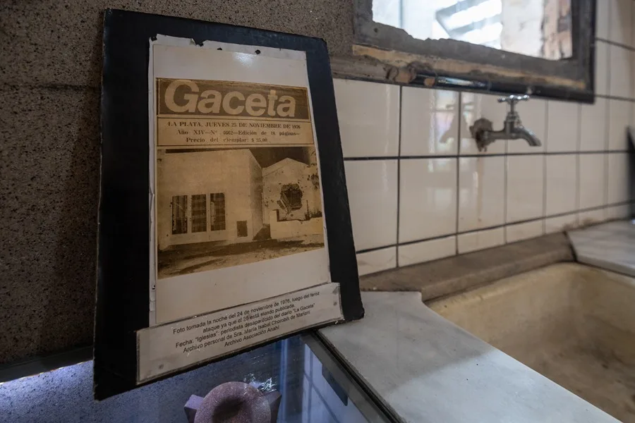 Fotografía que muestra la portada de un diario en la Casa Mariani-Teruggi, conocida como la 'casa de los conejos', en La Plata (Argentina). EFE/ Juan Ignacio Roncoroni