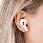 Cuál es el error común que se comete al usar auriculares y cómo impacta en la salud