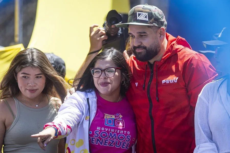 El diputado de la Asamblea Nacional de Venezuela Nicolás Maduro Guerra saluda durante una manifestación, el 23 de marzo de 2026, en Caracas (Venezuela).