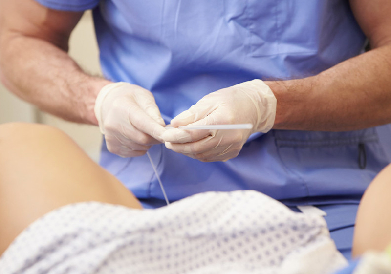 Ginecólogo durante un tratamiento de fertilidad