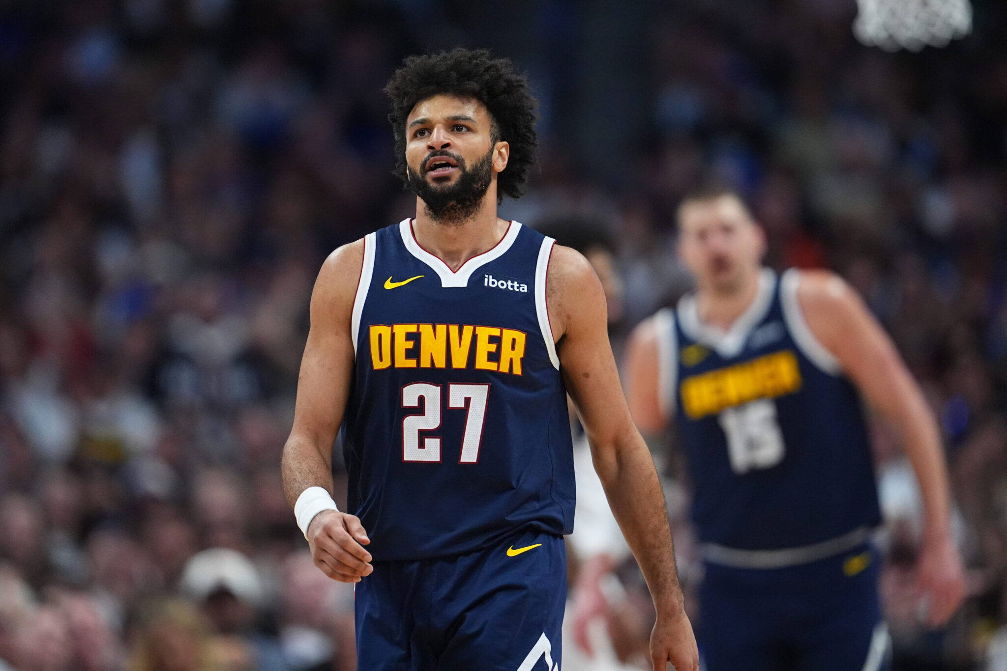 El defensa Jamal Murray de Denver Nuggets reacciona luego de lograr una canasta en juego ante Dallas. (The Associated Press)