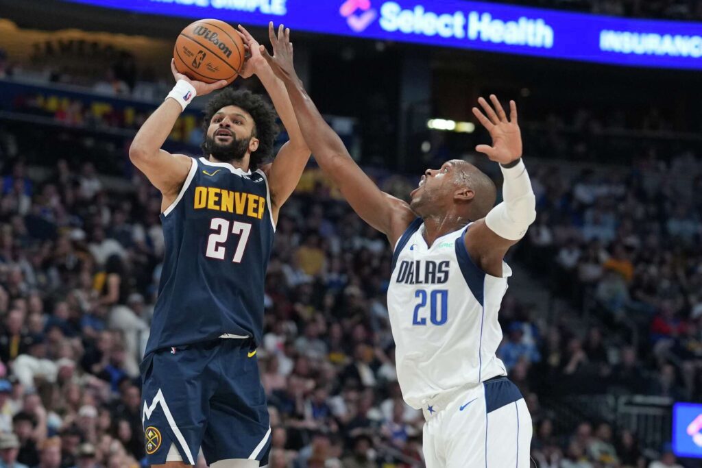 Jamal Murray (27) de Denver en acción ofensiva ante la defensa de Khris Middleton (20) de Dallas.
