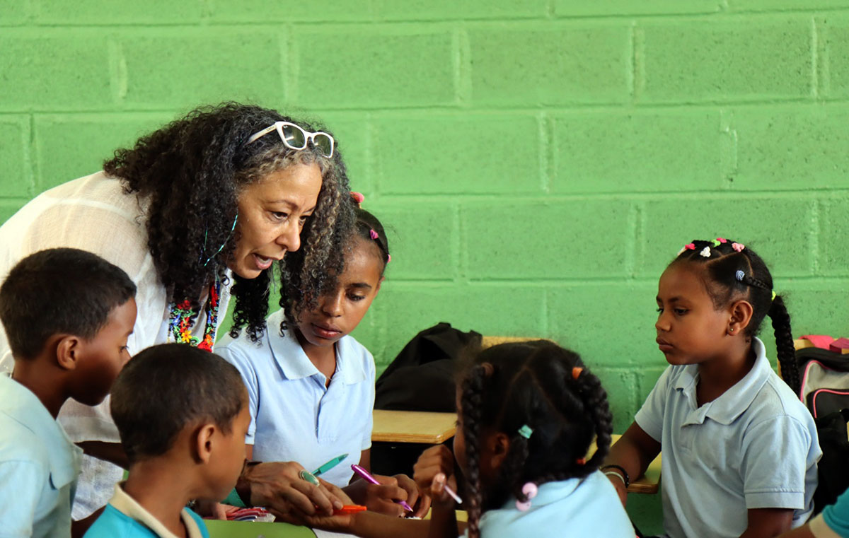 Escritora Marianela Medrano en la escuela El Gramazo.
