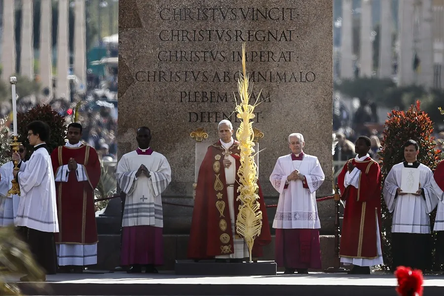 El papa en el Domingo de Ramos: "¡Depongan las armas, recuerden que son hermanos!". EFE