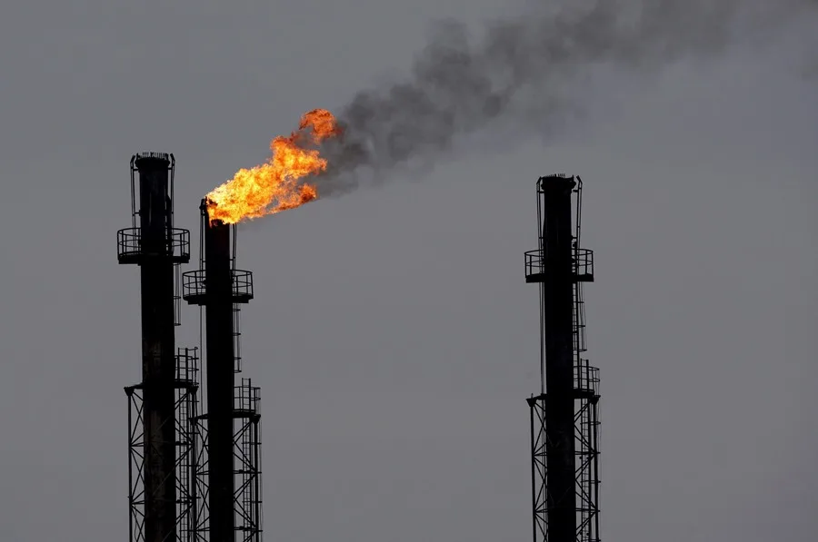 Chimeneas en una refinería de gas y petróleo.