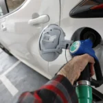 Un cliente llena el depósito de su vehículo en una gasolinera. EFE/Mariscal