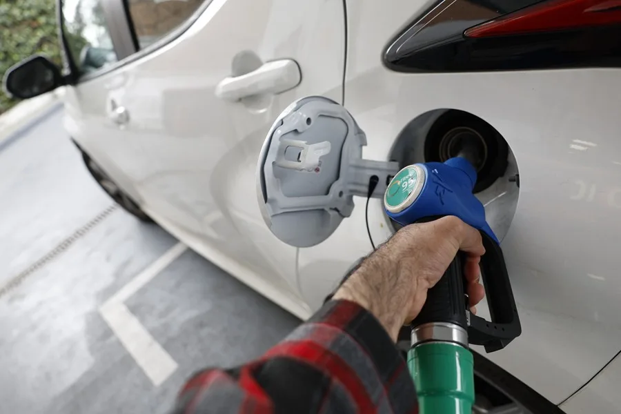 Un cliente llena el depósito de su vehículo en una gasolinera. EFE/Mariscal