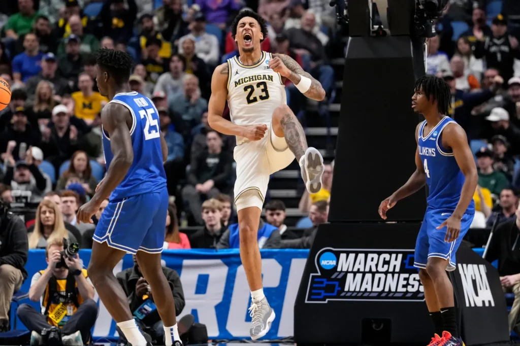 Dominicano Yaxel Lendeborg de Michigan celebra logros del equipo en la temporada universitaria.