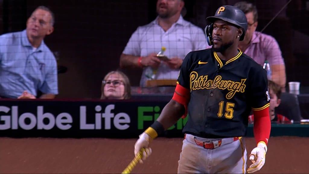 El dominicano Oneil Cruz observa la bola salir del parque.